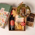 Coș cadou gourmet pentru companii cu vin roșu, coroniță naturală, turtă dulce, fursecuri și praline artizanale