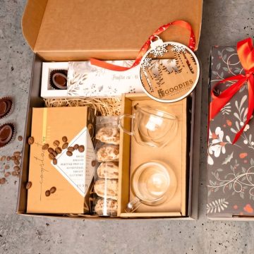 cutie de cadou din carton natur cu cafea de specialitate Constantin, turta dulce, 2 cesti de espresso cu pereti dubli, din sticla, praline in cutie alba, decoratiune de lemn cu logo