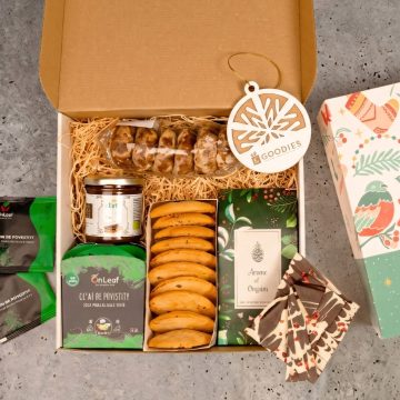 cutie carton natur, ceai pliculete, ciocolata, biscuiti fragezi cu ciocolata, miere cu cacao, turta dulce, decoratiune personalizabila