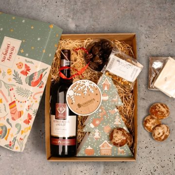 cutie carton natur cu capac cu modele de Craciun, vin rosu, brad din carton cu turtă dulce, prune uscate în ciocolată, condimente pentru vin fiert, decoratiune personalizabilă cu logo