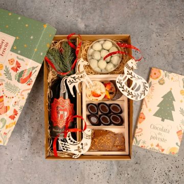 cutie cadou craciun cu vin rosu Recas cu eticheta rosie, cutie mare cu ciocolata artizanala, globuri de ciocolata, praline cu crema de portocale, ciocolata bucati cu alunede padure, bilute de cocos si 3 decoratiuni pentru bradul de Craciun - animale din padure cu model taiat cu laserul, o vulpe, un cal si o pasare