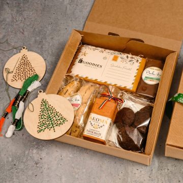 cutie carton natur, carte postala din turta dulce printata, recipient ceramic cu condimente, decoratiune pentru bradul de craciun de cusut - model brad
