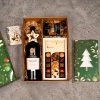 cutie cadou din carton natur, sticla de vin rosu Domeniile Davidescu, decoratiune pentru bradul de Craciun in forma de stea, din ceara de soia si condimente, cutie mare de ciocolata artizanala, praline, mendiants si o tableta de ciocolata alba personalizabila, borcan cu miere si nuci
