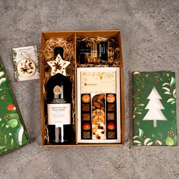 cutie cadou din carton natur, sticla de vin rosu Domeniile Davidescu, decoratiune pentru bradul de Craciun in forma de stea, din ceara de soia si condimente, cutie mare de ciocolata artizanala, praline, mendiants si o tableta de ciocolata alba personalizabila, borcan cu miere si nuci