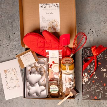 cutie cadou cu forme pentru turta dulce de inox, condimente pentru turta dulce, reteta turta dulce, ustensile de gatit rosii - manusa, tel, spatula, miere de albine, ciocolata calda pe bat, biscuiti cu merisoare