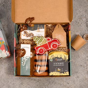 cutie de carton natur, cu autoformare, borcan de miere de salcam, turta dulce cu glazura de ciocolata, cutie carton cu kit de plantat un brad, ceai pliculete, bucati de ciocolata si nuci in balotin cu sleeve cu grafica de craciun