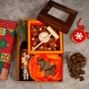 cutie cadou cu vin rosu Recas, tableta mare de ciocolata personalizata cu logo si ciocanel de lemn, decoratiune rosie cu fulg de nea, bradut de ciocolata cu umplutura de pralina