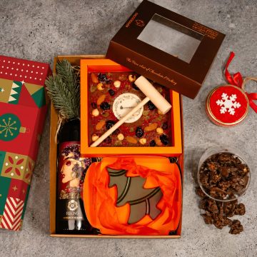 cutie cadou cu vin rosu Recas, tableta mare de ciocolata personalizata cu logo si ciocanel de lemn, decoratiune rosie cu fulg de nea, bradut de ciocolata cu umplutura de pralina