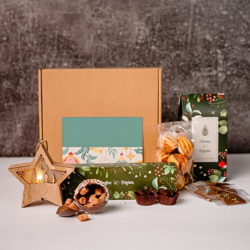 cutie din carton natur, ciocolată caldă în formă de sferă umplută cu marshmallows sau bezele. Praline de ciocolată, decorațiune în formă de stea, cu leduri