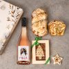cadou Craciun cu spumant roze, cozonac cu umplutura de fistic, crema de fistic si glazura de ciocolata alba cu bucati de fistic, tableta de ciocolata belgiana cu brad de craciun din ciocolata alba si decor de bomboane colorate, decoratiune in forma de stea din ceara de soia si condimente