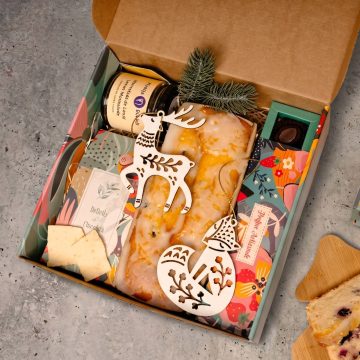 cutie cadou cu praline cu crema de lamaie, chec cu lamaie si afine, ciocolata alba cu lime, marmelada de lamai, decoratiuni din lemn pentru bradul de Craciun, animale, o vulpe si un cerb