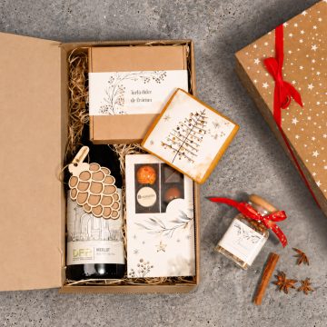 cutie pentru cadou din carton natur cu stelute albe printate, sticla de vin rosu, merlot, Crama Domeniile Franco Romane, cutie alba cu fereastra si 10 praline artizanale dintre care 2 personalizate cu logo, turta dulce personalizabila full print in cutie de carton, borcan de sticla cu panglica rosie de catifea, umplut cu condimente de vin fiert