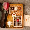 cadou craciun cu sticla de prosecco alb in sticla eleganta, deosebita, praline artizanale, praline sub forma de glob, globuri din ciocolata, 3D, pricomigdale si biscuit, alb, decorat cu coronita de craciun verde cu funda rosie