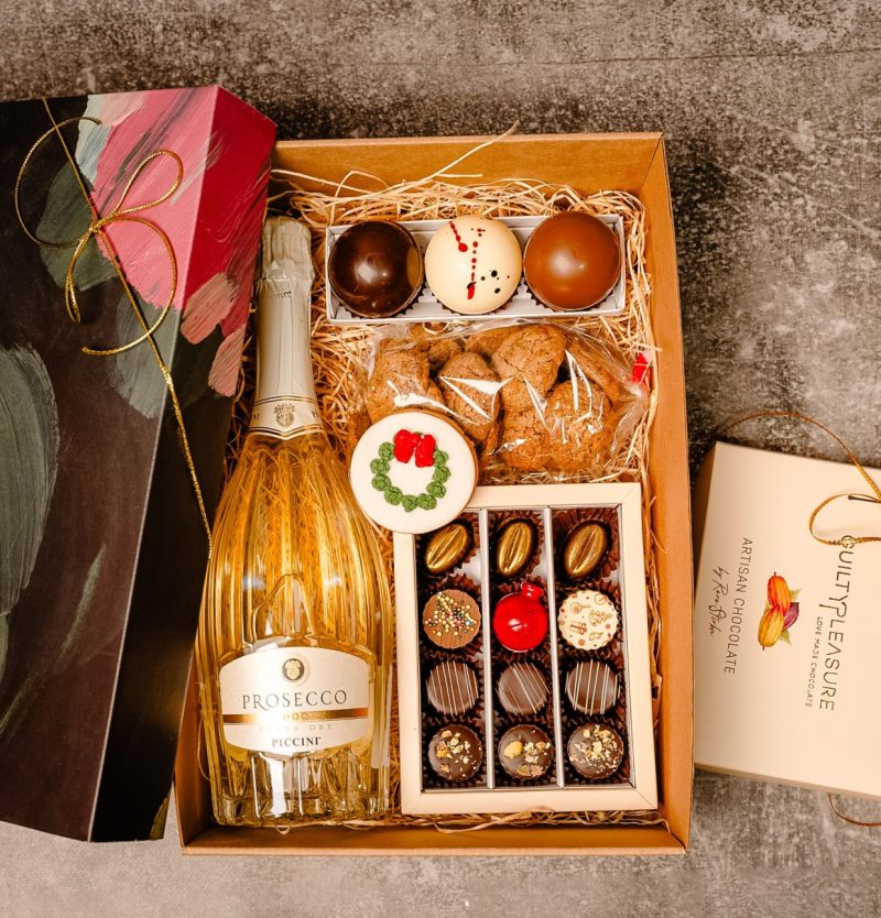 cadou craciun cu sticla de prosecco alb in sticla eleganta, deosebita, praline artizanale, praline sub forma de glob, globuri din ciocolata, 3D, pricomigdale si biscuit, alb, decorat cu coronita de craciun verde cu funda rosie