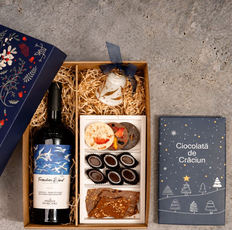 cutie de cadou din carton natur, sticla de vin rosu, Purcari, eticheta alba cu albastru, cutie de ciocolata artizanala, clopotel de portelan pictat manual cu aur coloidal
