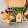 cadou Crăciun cu turtă dulce om de zăpadă, fursecuri steluțe cu scorțișoară, praline cu umplutură de portocale și paleuri cu cacao