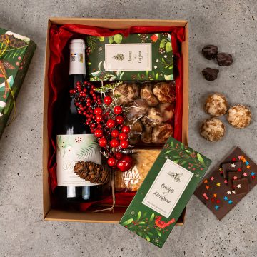 cutie din carton natur, sticla de vin, turta dulce, napolitane, prune uscate în ciocolată