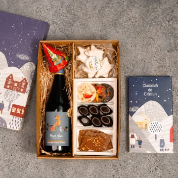 cutie cadou din carton natur cu capac cu grafica case intr-un sat cu zapada si dealuri, sticla de vin rosu cu eticheta mov cu pupaza, eco Pinot Noir Heritage, crama DFR, cutie cu ciocolata, turta dulce in forma de stelute, cloptel ceramic rosu