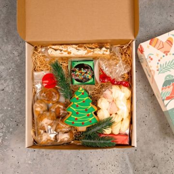 cutie pentru cadou din carton cu grafica de Crăciun, bisccuit în formă de brad, turtă dulce, bezele colorate, bombă de ciocolată caldă, halviță cu ciocolată