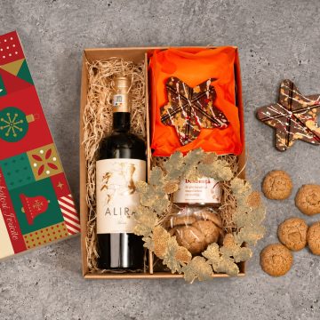 cutie cadou cu o sticla de vin rosu de la crama Alira, dulceata de portocale, pricomigdale, stea de ciocolata artizanala cu model auriu