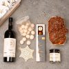 vin rosu Domeniul Bogda, cutie de plastic transparenta cu bilute de cocos, decoratiune din lemn, pictata manual, cutie cu grafica de iarna cu 5 praline de ciocolata artizanala, o pralina personalizata cu logo, gem de fructe de soc, cozonac cu insertie de nutella, glazura de ciocolata si nuci