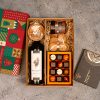 cos cadou craciun, vin rosu Bacanta, cutie de lux de praline, o pralina personalizata cu logo, pricomigdale, crema de alune de padure, decoratiune de lemn personalizata cu logo