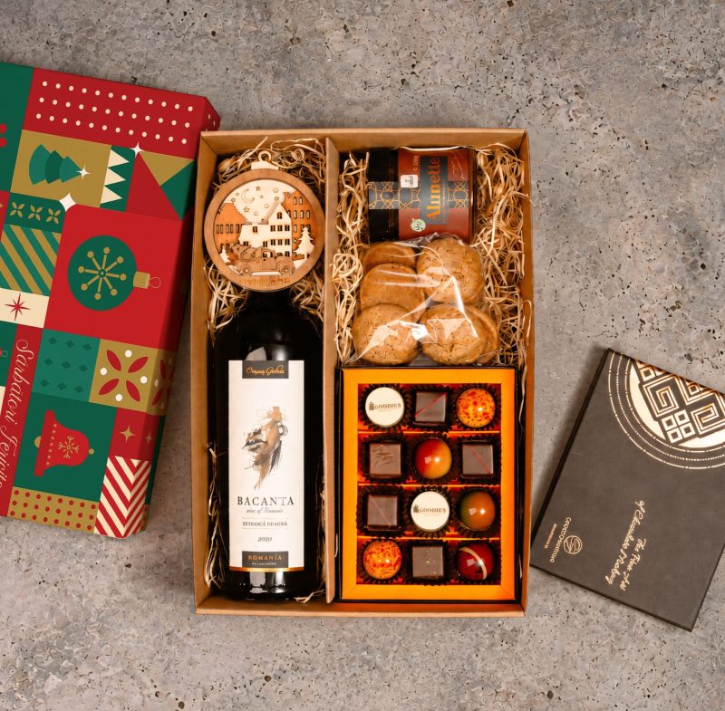 cos cadou craciun, vin rosu Bacanta, cutie de lux de praline, o pralina personalizata cu logo, pricomigdale, crema de alune de padure, decoratiune de lemn personalizata cu logo