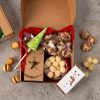 cos-cadou-dulciuri-ieftin cadou în cutie de carton natur, baton de ciocolată de casă învelit în hârtie cu desen cu om de zăpadă cu fular, turtă dulce, nuga în formă de brăduț