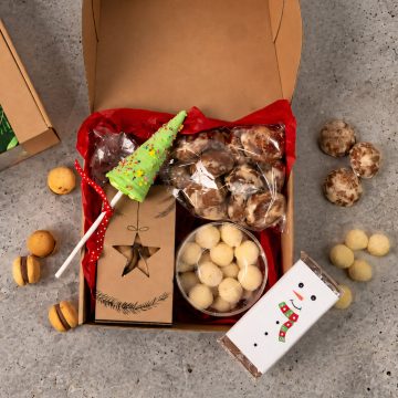 cadou în cutie de carton natur, baton de ciocolată de casă învelit în hârtie cu desen cu om de zăpadă cu fular, turtă dulce, nuga în formă de brăduț