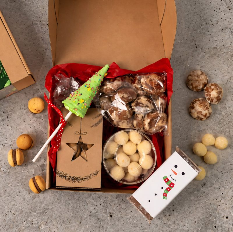 cos-cadou-dulciuri-ieftin cadou în cutie de carton natur, baton de ciocolată de casă învelit în hârtie cu desen cu om de zăpadă cu fular, turtă dulce, nuga în formă de brăduț