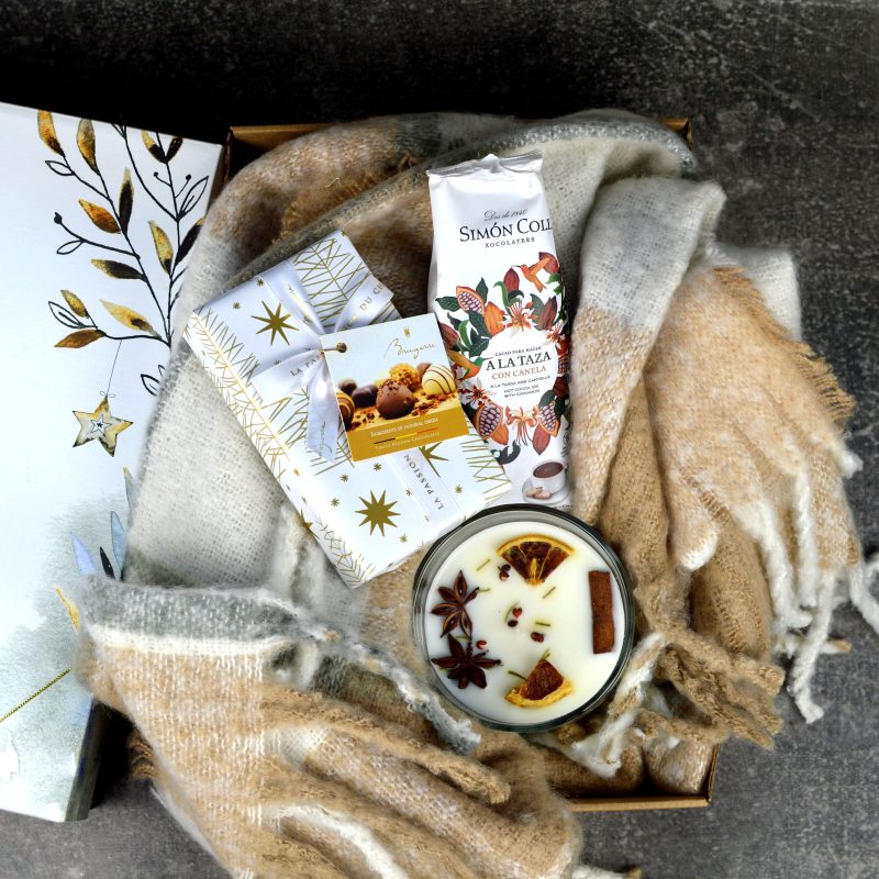 Cadou corporate de Crăciun cu pătură, cană festivă și produse pentru ciocolată caldă.