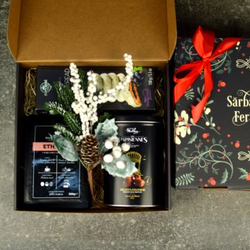 Cadou corporate premium cu cafea, cutie metalică de trufe și decorațiune festivă albă, prezentat într-o cutie elegantă.