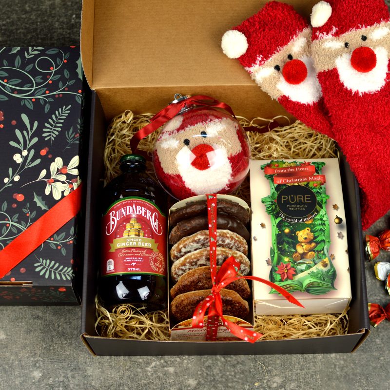 Coș cadou corporate de Crăciun cu dulciuri, turtă dulce și șosete festive.