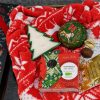Coș cadou corporate de Crăciun cu pătură roșie și dulciuri, prezentat într-o cutie festivă.