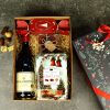 cos-cadou-corporate-craciun-vin-rosu-biscuiti Coș cadou corporate de Crăciun cu vin rosu, biscuiți și dulciuri festive.