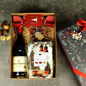 Coș cadou corporate de Crăciun cu vin rosu, biscuiți și dulciuri festive.