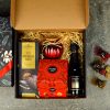 cos-cadou-corporate-premium-prosecco-ciocolata Coș cadou corporate premium cu prosecco, ciocolată și delicatese, prezentat într-o cutie elegantă.