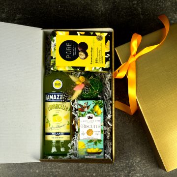 Pachet cadou corporate premium cu lichior Limoncello și selecție de produse gourmet și delicatese cu lămâi, prezentat într-o cutie elegantă.