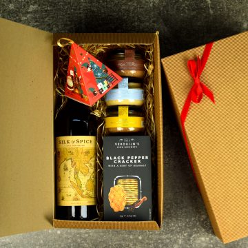 Coș cadou corporate premium cu selecție de delicatese gourmet și condimente, într-o cutie cadou.