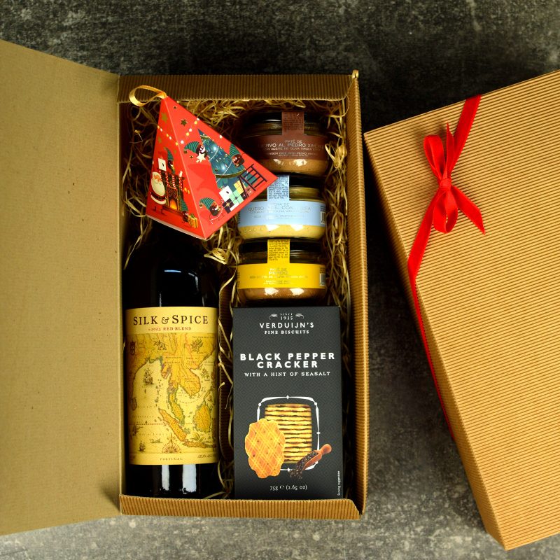 Coș cadou corporate premium cu selecție de delicatese gourmet și condimente, într-o cutie cadou.